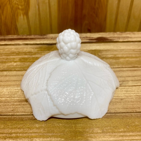 Vintage FOSTORIA Grape Leaf Milk Glass Lidded Candy Dish 1950’s - Picture 5 of 6